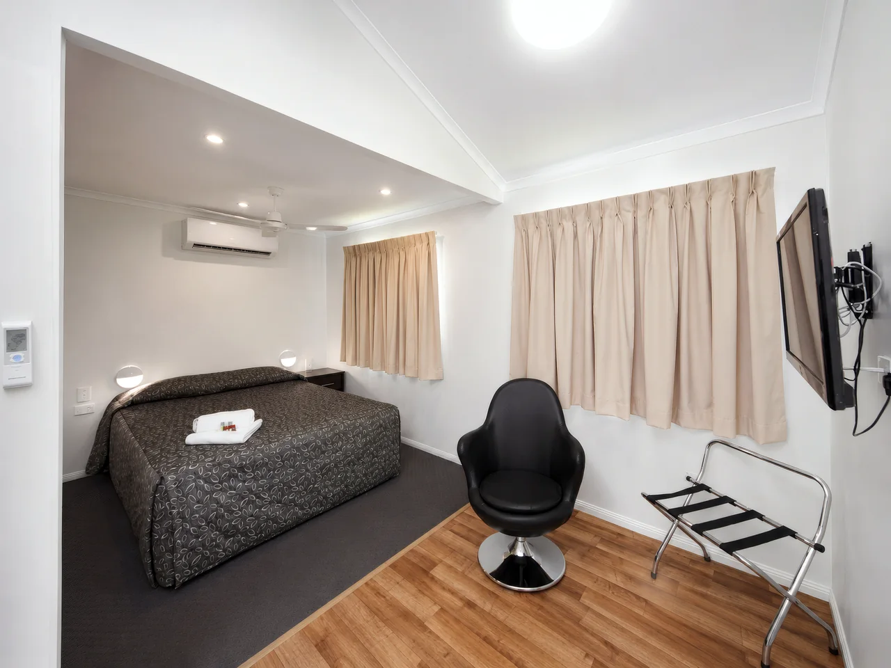 Deluxe Queen Cabin — view 4