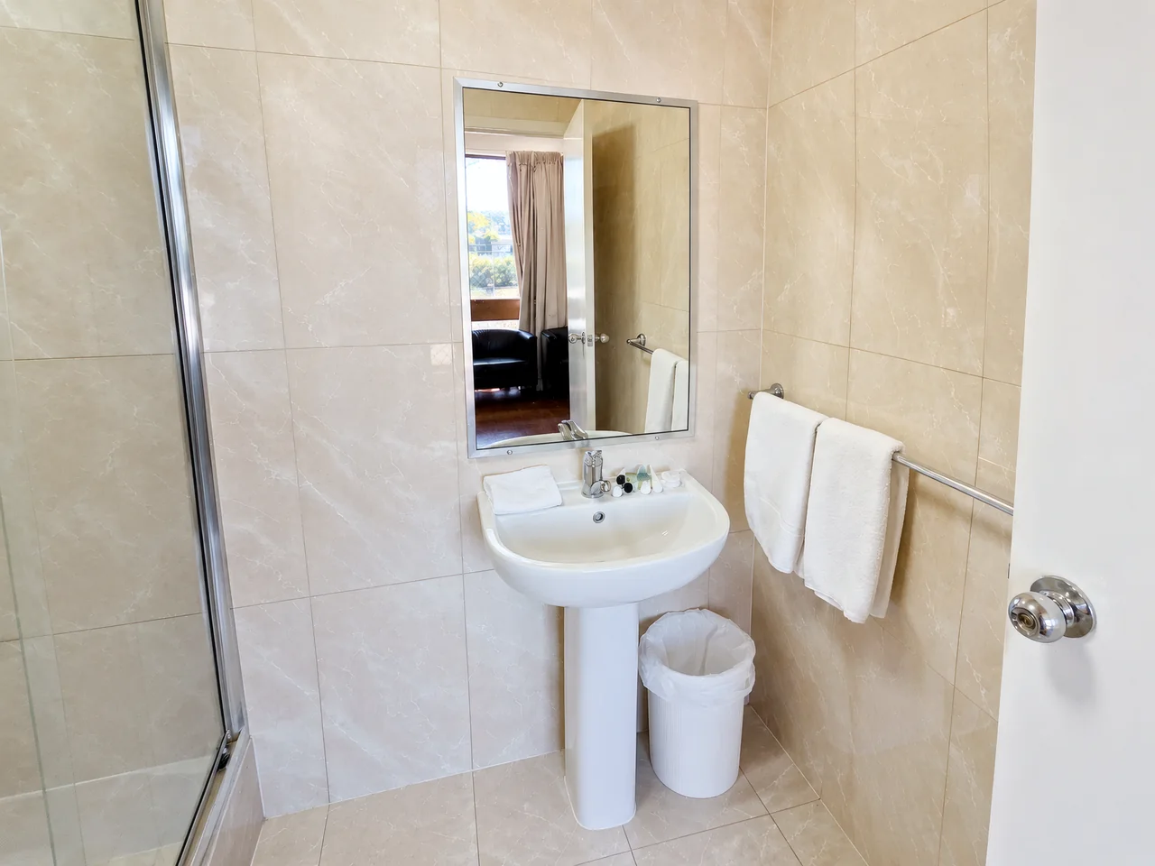 Deluxe Twin Room — view 4